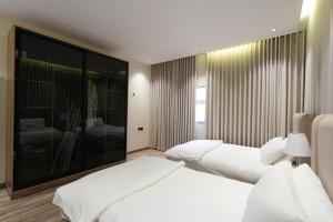 Stylish 2 Bedroom Apartment and Sitting Room Jacuzzi available