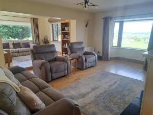 5 Star overlooking lake pets welcome - Gortnaknilly