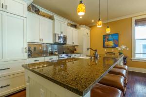 Easy Walk To Beach Spacious Patio Shared Pool