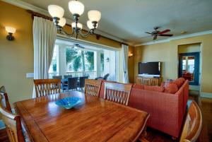 Easy Walk To Beach Spacious Patio Shared Pool