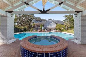 NEW Luxury Country Club Hot tub Gym Pool House Outdoor Kitchen EVENTS