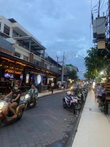 Cozy room Kuta - 1 minutes to the beach by Micky Studio