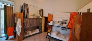 Cama en habitación compartida de 6 camas