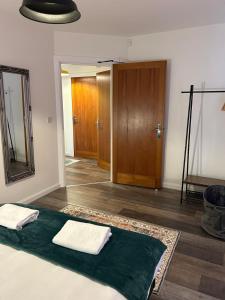 Spacious 2 bed 2 bath APT close to Cardiff Bay WMC City Centre Stadium with Parking