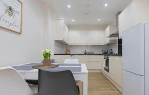 Stylish Modern Apartment by Aldgate East Station 3