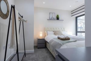 Stylish Modern Apartment by Aldgate East Station 3