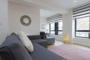 Stylish Modern Apartment by Aldgate East Station 3