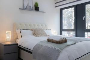 Stylish Modern Apartment by Aldgate East Station 3