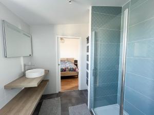Villas Villa Ty Koad Piscine Interieure 28C Plage et GR34 a 50m : photos des chambres