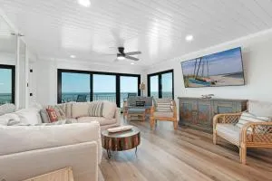 Large balcony with direct oceanfront views and access to complex pool - Cedar Island