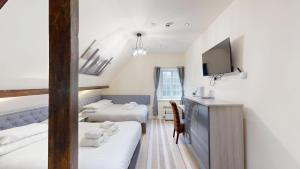 Quadruple Room with Bath room in High Tor Hotel
