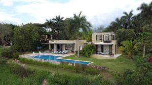Majestic 4BR Villa with Pool at Mesa de Yeguas