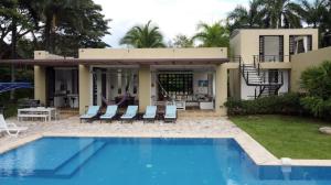 Majestic 4BR Villa with Pool at Mesa de Yeguas