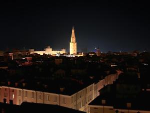 Vista Ghirlandina - Attico sul tetto del centro al settimo piano