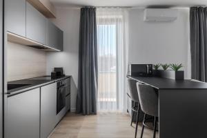 Chic Grey Escape - Central, Free Parking, Self Check-In