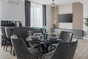 Chic Grey Escape - Central, Free Parking, Self Check-In