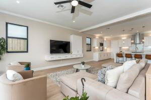 NEW Luxury Waterfront Home, With Pool, Sleeps 20