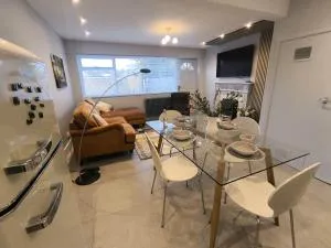 Spotless and Spacious Manchester Home - Moston