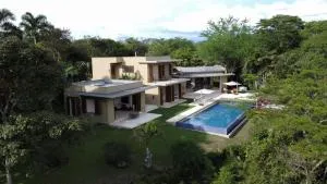 Glowing 4BR Villa with Pool at Mesa de Yeguas - San Antonio