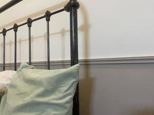 Sejours chez l'habitant Chambre XL, bureau & salle de bain privative - Centre ville de CREIL : photos des chambres