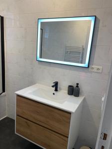 Appartements 3 min du parc du PUYDUFOU Centre des Epesses logement 4 a 6 personnes, L Ecrin du Puy : photos des chambres
