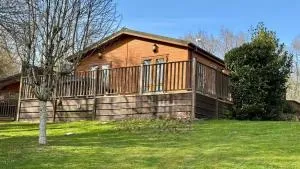 Family Friendly Lodge sleeping 5 with Hot Tub - Comfort in Devon - Trusham