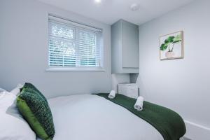 Stylish Two Bedroom Apartment in Stockport by Eason Stays, Ideal For Business Stays and Getaways, with Free Parking