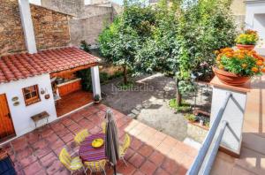 Casa con jardín y barbacoa
