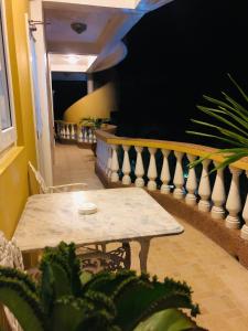 Studio apartment with pool and ocean views