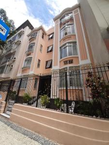 Apto Clássico, 2 quadras da Praia, Copacabana Palace e Metrô - Ar Condicionado - Muito bem Equipado