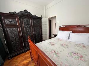 Apto Clássico, 2 quadras da Praia, Copacabana Palace e Metrô - Ar Condicionado - Muito bem Equipado