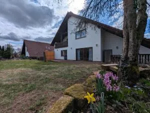 AMLiving - Wohnen mit viel Platz - Ganzes Haus mit Garten und Garage - Reichenbach-Steegen