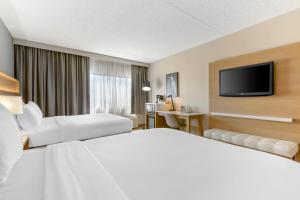 Queen Room with Two Queen Beds and Roll-In Shower - Accessible/Non Smoking room in Radisson Hotel Casa Grande