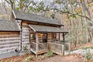 Bluebird Day - Romantic Creekside Cabin in Big Canoe- Modern Amenities, Fire Pit, Creek Views, Hiking Trails - Big Canoe, GA