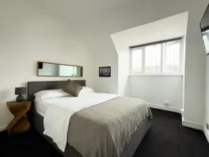 One-Bedroom flat in Cheam Village - Ewell