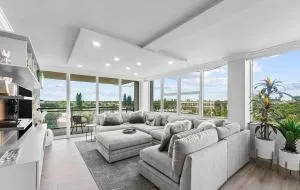 Charming 2-Bedroom Oceanfront Retreat - 布卡拉顿