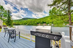 Peaceful Stark Cottage with Deck on South Ponds!