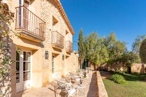 Casa de Piedra ubicada en el exclusivo wine village de Viladellops, te ofrece una experiencia única, donde el lujo y la tradición se fusionan en un entorno natural privilegiado