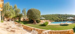 Casa de Piedra ubicada en el exclusivo wine village de Viladellops, te ofrece una experiencia única, donde el lujo y la tradición se fusionan en un entorno natural privilegiado