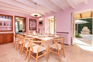 Casa de Piedra ubicada en el exclusivo wine village de Viladellops, te ofrece una experiencia única, donde el lujo y la tradición se fusionan en un entorno natural privilegiado