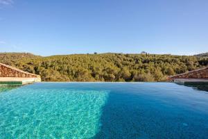 Casa de Piedra ubicada en el exclusivo wine village de Viladellops, te ofrece una experiencia única, donde el lujo y la tradición se fusionan en un entorno natural privilegiado