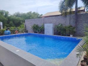 3 Bed House - Sleeps 20 - Pets - Pool - Garden