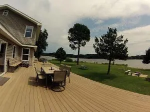 Modern Waterfront Cabin Rental for Groups on Grand Lake near Tulsa, Oklahoma - Neosho