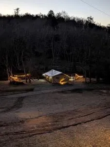 Creekfront Safari Tent with Outdoor Bath and Deck in Virginia - 希尔斯维尔