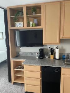 Chic City Apartment with parking Canal View RoofDeck