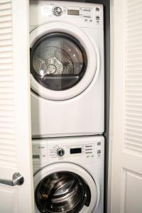 Chic City Apartment with parking Canal View RoofDeck