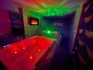 Appartements Le Cupidon, cocon prive avec Spa, Sauna, Cinema Netflix et Jardin prive : photos des chambres