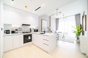 SettlerHomes - Upscale JVC Skyline On The 28th Fl with Calm
