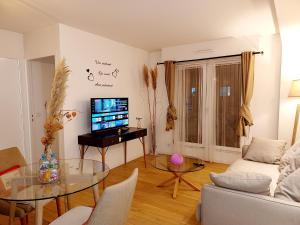 2 beds, modern building, with mobile AC, Paris Expo, 7 metro 2 steps to Paris
