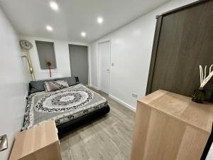 Verb Studio - North London Enfield Self Catering Holiday - work accommodation